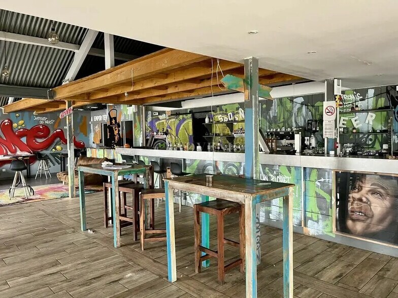 Retail in Saint-Bonnet-de-Mure for lease - Interior Photo - Image 3 of 5