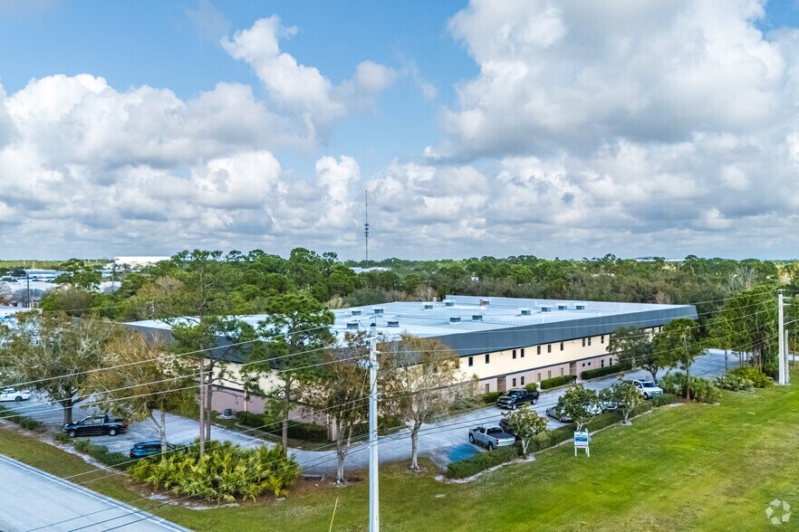 660 NW Peacock Blvd, Port Saint Lucie, FL à louer - Photo du bâtiment - Image 3 de 3