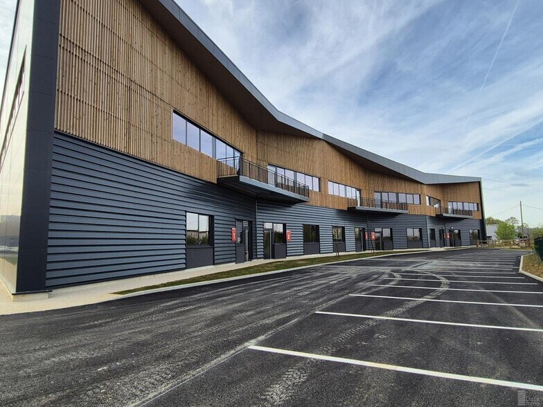 Local d'activités dans Moissy-Cramayel à vendre - Photo du bâtiment - Image 2 de 5