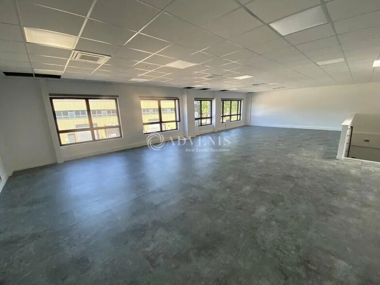 Flex in Trappes for lease - Interior Photo - Image 3 of 6