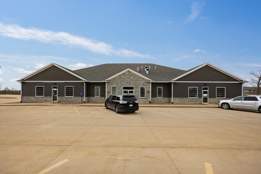 4820 Armar Dr SE, Cedar Rapids, IA for sale - Building Photo - Image 2 of 19