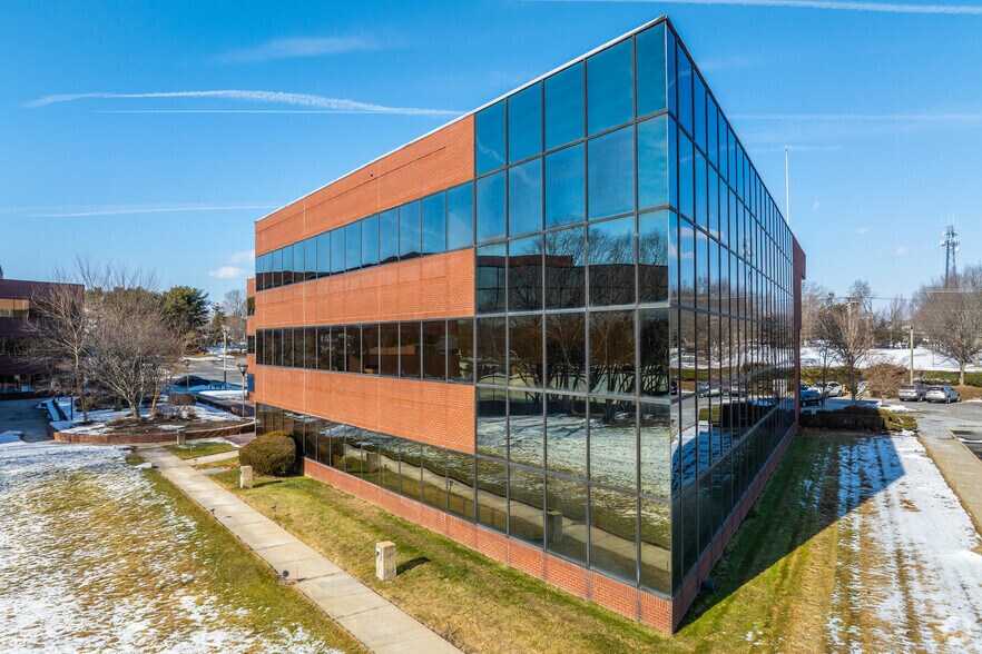 101 Morgan Ln, Plainsboro, NJ à louer - Photo du bâtiment - Image 2 de 5