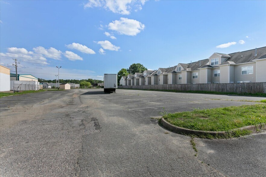 14859 Warwick Blvd, Newport News, VA à vendre - Photo du bâtiment - Image 2 de 37