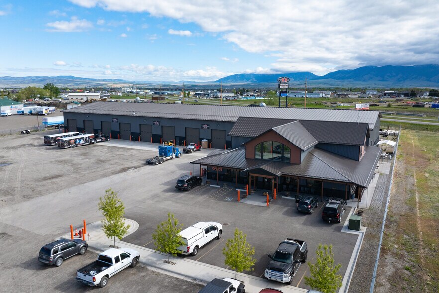 531 Business Hub portefeuille de 4 propriétés à vendre sur LoopNet.ca - Photo du bâtiment - Image 2 de 12