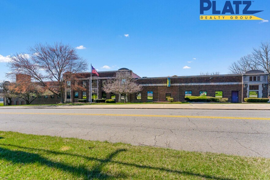 1900 Hubbard Rd, Youngstown, OH à louer - Photo du bâtiment - Image 2 de 21