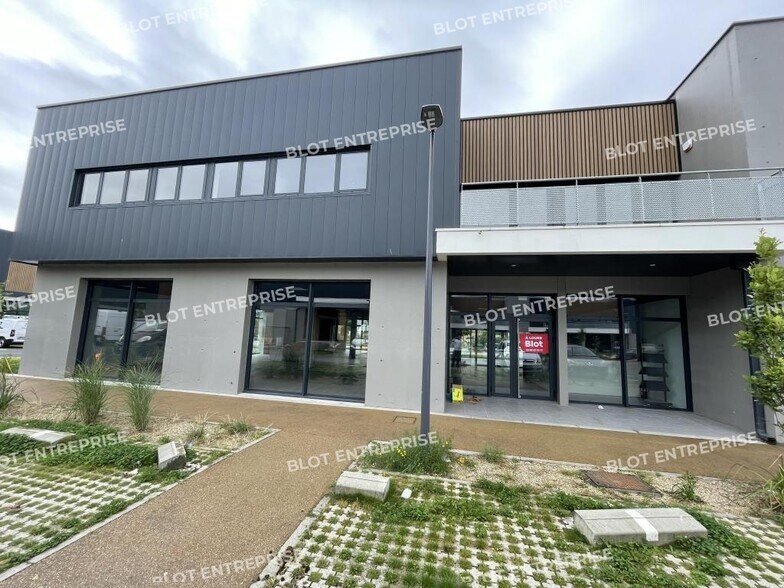 Retail in Landerneau for lease - Building Photo - Image 2 of 12
