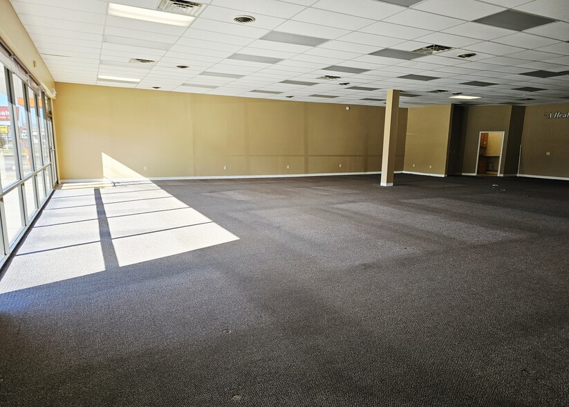 12401 Shelbyville Rd, Louisville, KY for lease - Interior Photo - Image 3 of 13