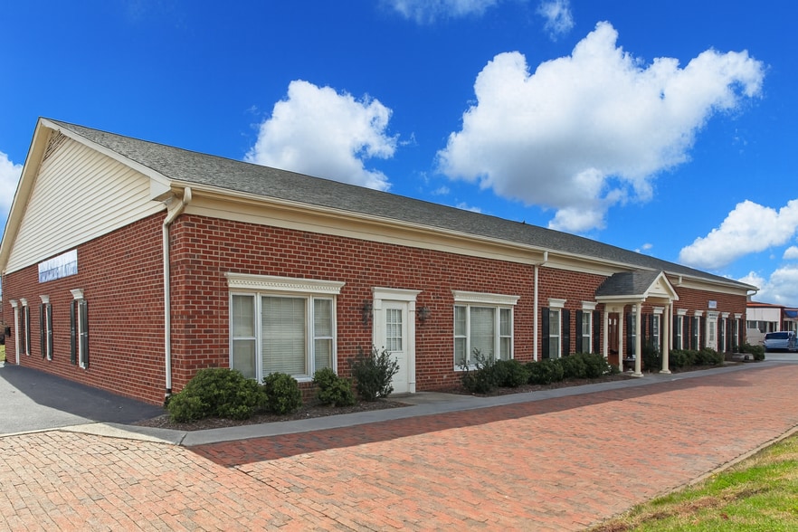 4601 W Market St, Greensboro, NC for lease - Building Photo - Image 1 of 12