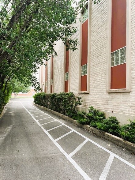 7809 Broadway St, San Antonio, TX for lease - Building Photo - Image 3 of 11