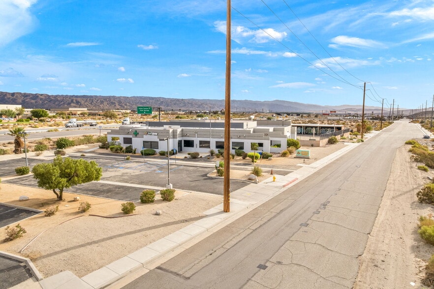 690 W Garnet Ave, Palm Springs, CA à louer - Photo du bâtiment - Image 2 de 11