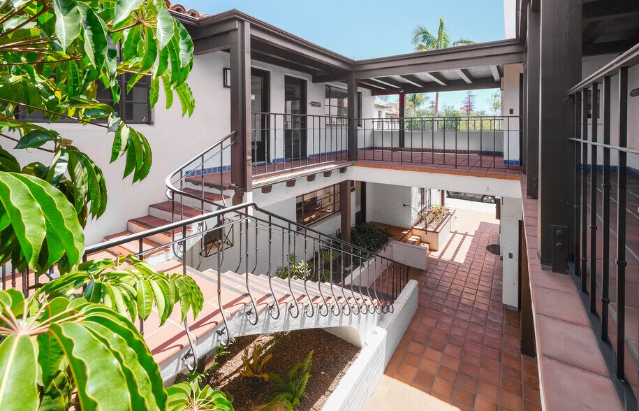 125 E Victoria St, Santa Barbara, CA à vendre - Photo du bâtiment - Image 2 de 9