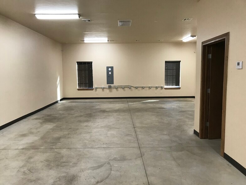 7101 NW 80th St, Oklahoma City, OK for lease - Interior Photo - Image 2 of 24