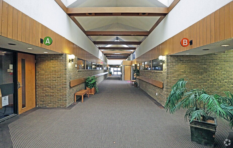 25865 W 12 Mile Rd, Southfield, MI à louer - Photo du bâtiment - Image 3 de 4