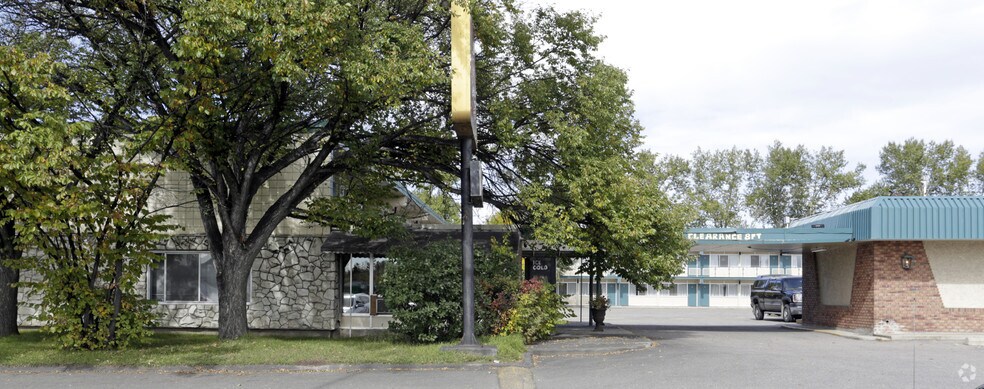 802 16th Ave NE, Calgary, AB à vendre - Photo du bâtiment - Image 2 de 2