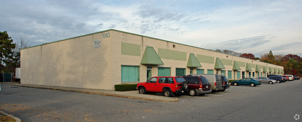 1363 Lincoln Ave, Holbrook, NY for sale - Primary Photo - Image 1 of 1