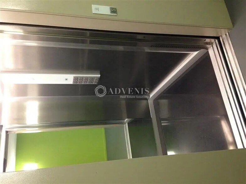 Office in Montigny-le-Bretonneux for lease - Interior Photo - Image 2 of 8