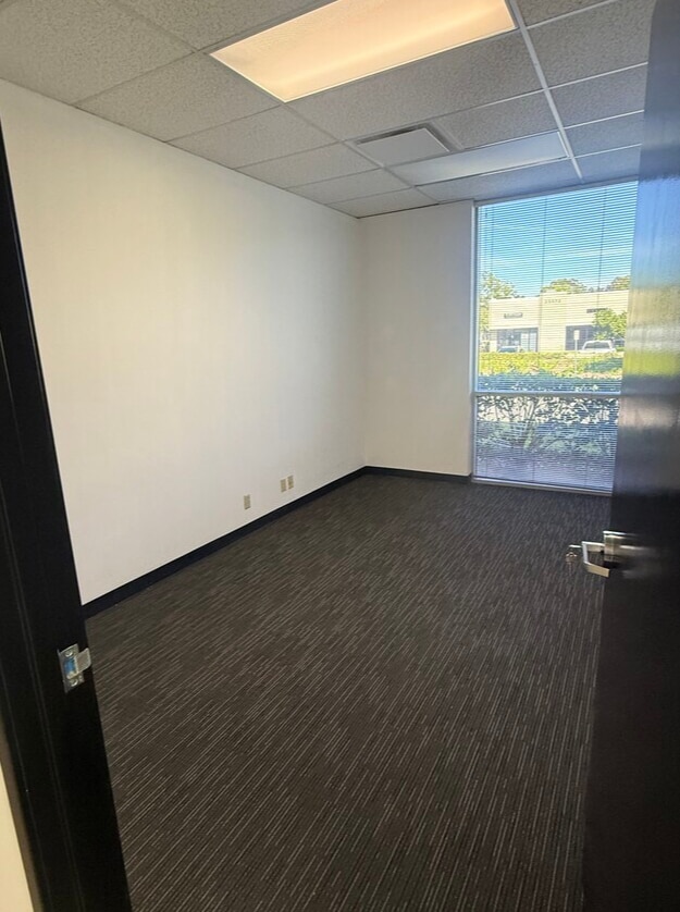 23351-23361 Madero, Mission Viejo, CA à louer Photo intérieure- Image 1 de 1