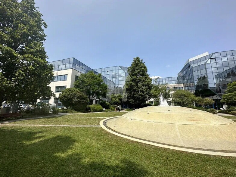 Office in Les Ulis for lease - Building Photo - Image 1 of 15