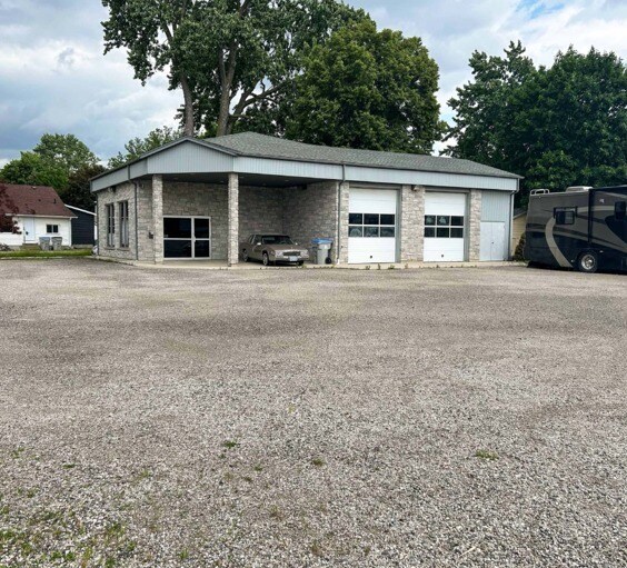 8 Metcalfe St E, Strathroy, ON à vendre - Photo du bâtiment - Image 2 de 5