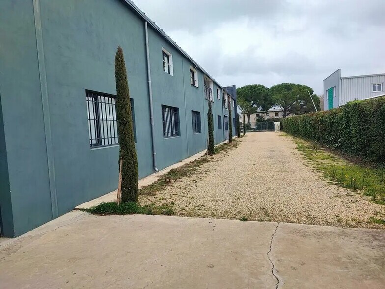 Flex in Arles for lease - Building Photo - Image 3 of 5