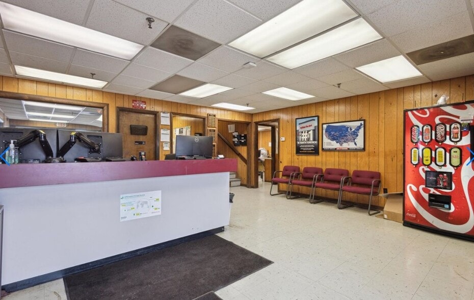 1551 S Wilcox Dr, Kingsport, TN for lease - Interior Photo - Image 2 of 4