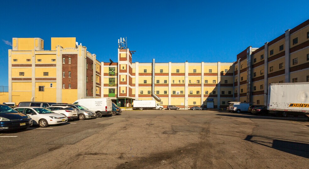 239 Lindbergh Pl, Paterson, NJ à louer - Photo du bâtiment - Image 3 de 15