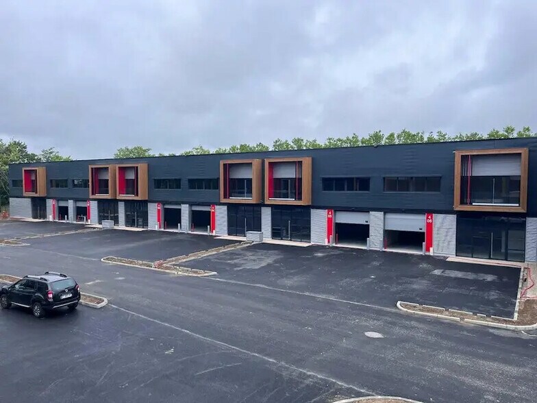 Flex dans Éragny à louer - Photo du bâtiment - Image 2 de 22