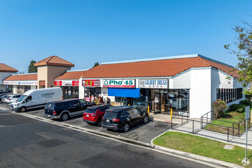 9240 Garden Grove Blvd, Garden Grove, CA à louer - Photo du bâtiment - Image 2 de 5