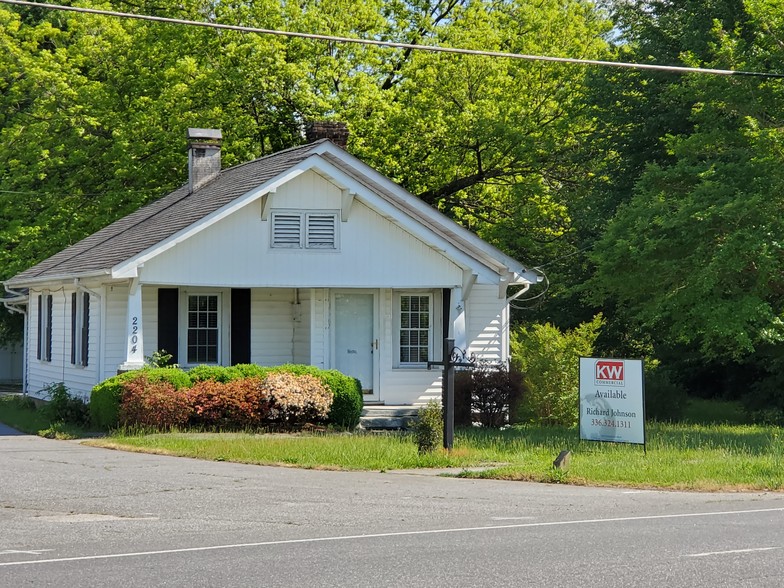 2204 Oak Ridge Rd, Oak Ridge, NC à vendre - Photo du bâtiment - Image 1 de 1