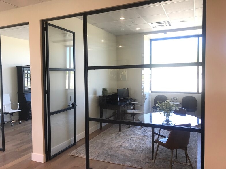 8325 W Happy Valley Rd, Peoria, AZ for lease - Interior Photo - Image 3 of 12