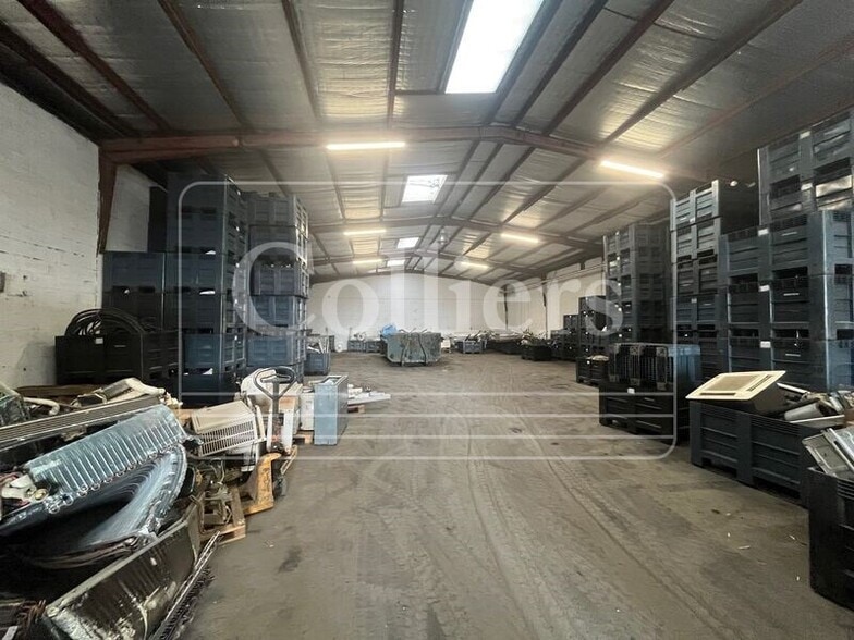 Flex in Vitrolles for lease - Interior Photo - Image 2 of 8