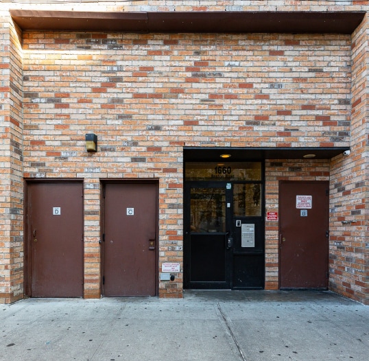 1660 Boston Rd, Bronx, NY à louer Photo du bâtiment- Image 1 de 2