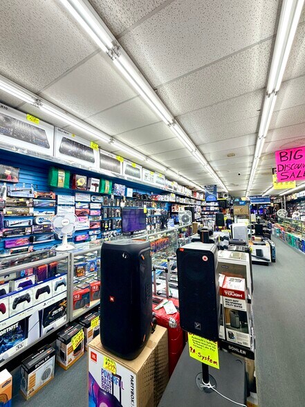 30-69 Steinway St, Astoria, NY à louer - Photo du bâtiment - Image 3 de 7