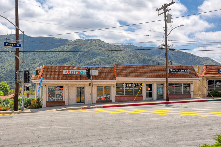 3600-3604 Foothill Blvd, La Crescenta, CA à louer - Photo principale - Image 1 de 6