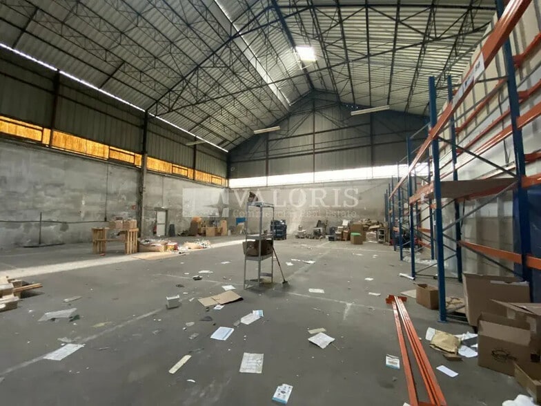 Flex in Lyon for lease - Interior Photo - Image 3 of 5