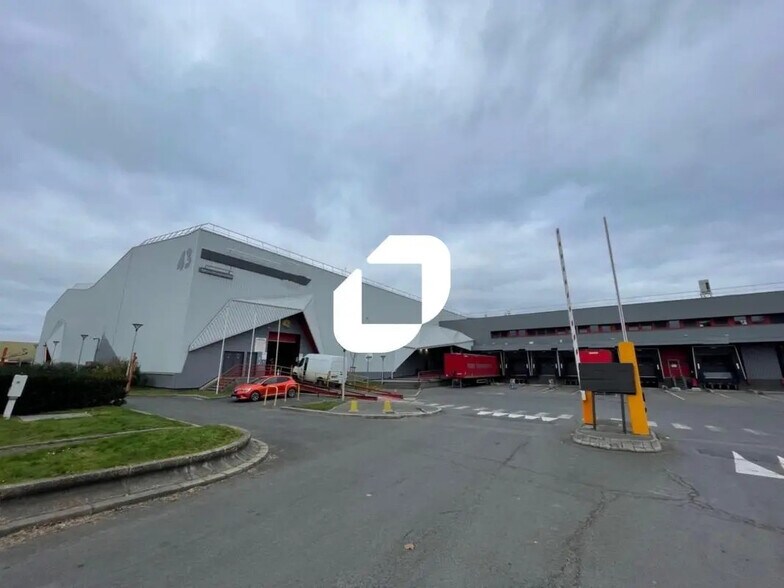 Office in Gennevilliers for lease - Building Photo - Image 2 of 4