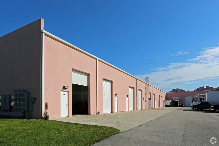 801-893 Kings Hwy, Fort Pierce, FL à louer - Photo du bâtiment - Image 3 de 40