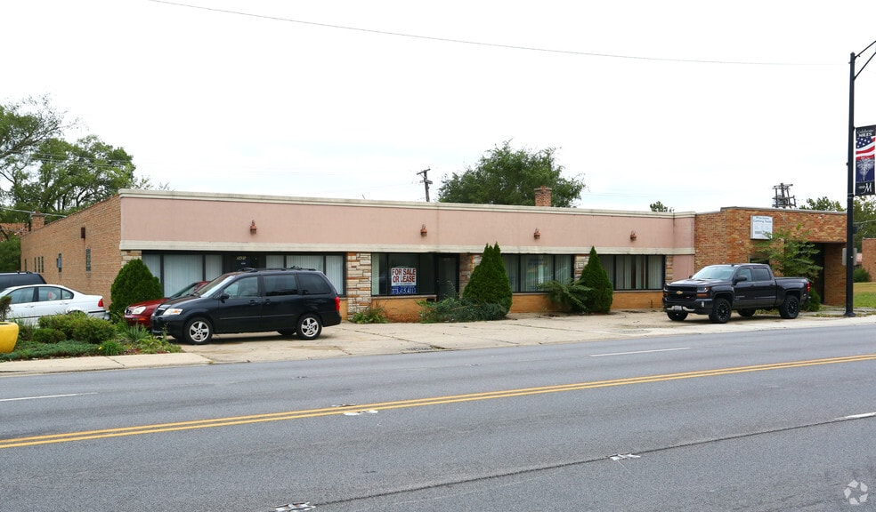 N Milwaukee Portfolio portfolio of 3 properties for sale on LoopNet.ca - Primary Photo - Image 1 of 3