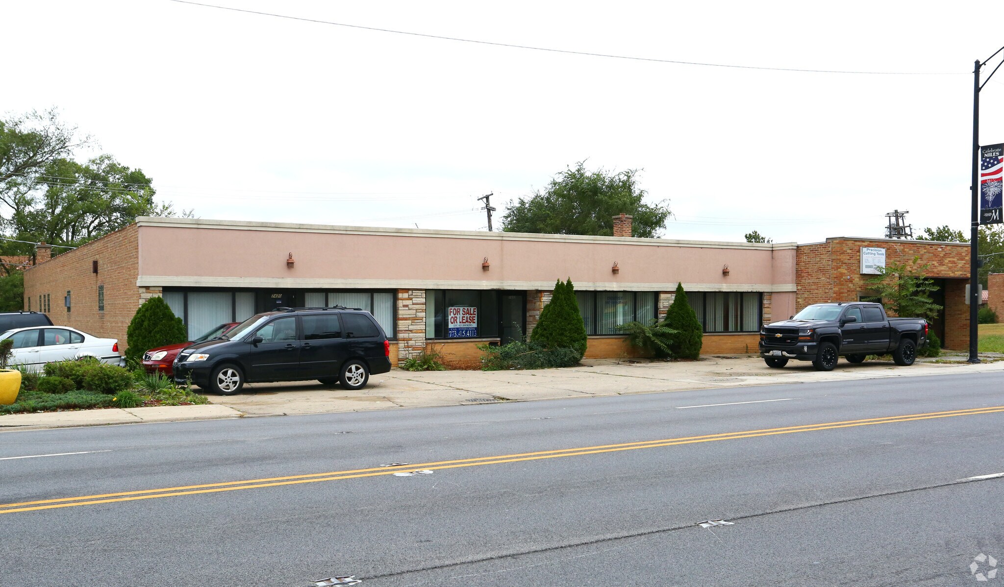 N Milwaukee Portfolio portfolio of 3 properties for sale on LoopNet.ca Primary Photo- Image 1 of 4