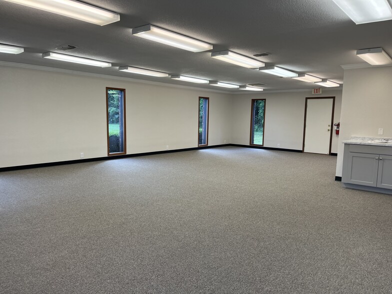 900 N University Dr, Nacogdoches, TX for lease - Building Photo - Image 2 of 3
