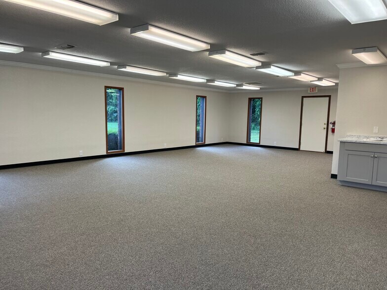 900 N University Dr, Nacogdoches, TX à louer - Photo du bâtiment - Image 2 de 3