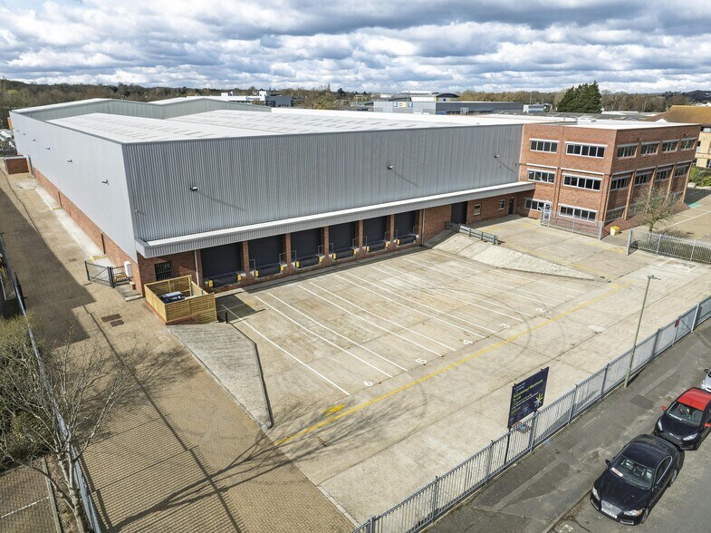 Stihl House, Stanhope Rd, Camberley à louer - Photo du bâtiment - Image 3 de 11