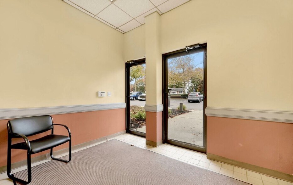 369 E Main St, East Islip, NY à vendre - Photo intérieure - Image 3 de 21