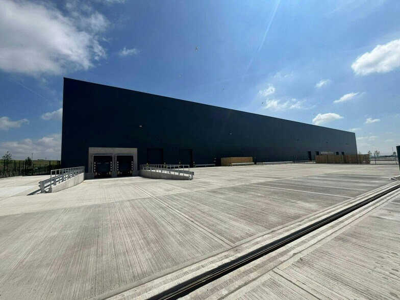 Coldharbour Ln, Rainham à louer - Photo du bâtiment - Image 3 de 15