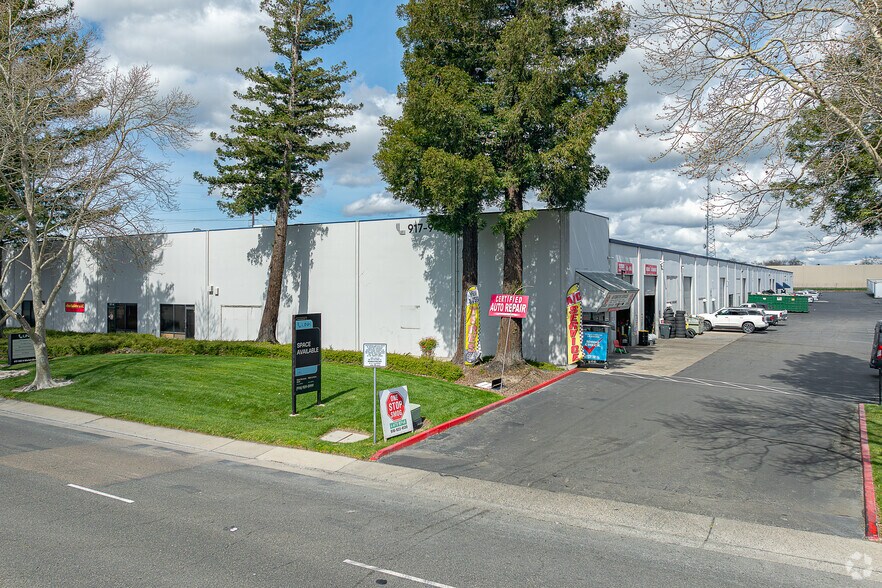 1045 W National Dr, Sacramento, CA à louer - Photo du bâtiment - Image 2 de 12
