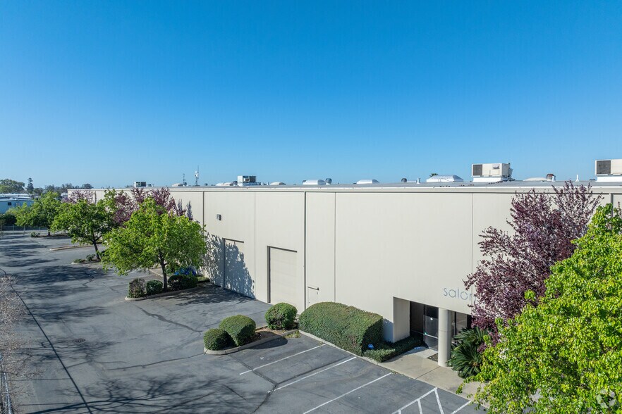8432 Rovana Cir, Sacramento, CA à louer - Photo du bâtiment - Image 3 de 12