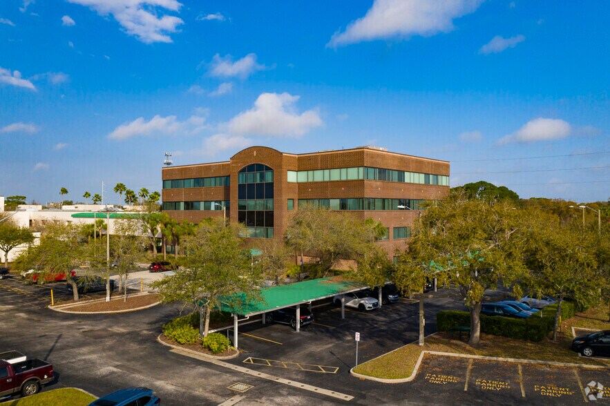 6450 38th Ave N, Saint Petersburg, FL à louer - Photo du bâtiment - Image 2 de 10