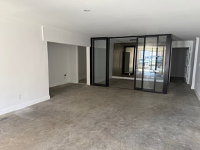 7801 Melrose Ave, Los Angeles, CA à louer Photo intérieure- Image 1 de 2