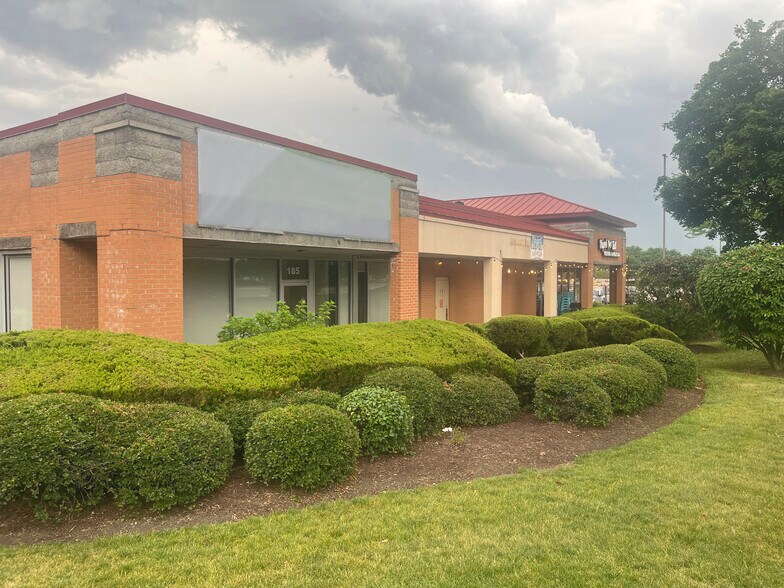 181-185 N Barrington Rd, Schaumburg, IL à louer - Photo du bâtiment - Image 2 de 9