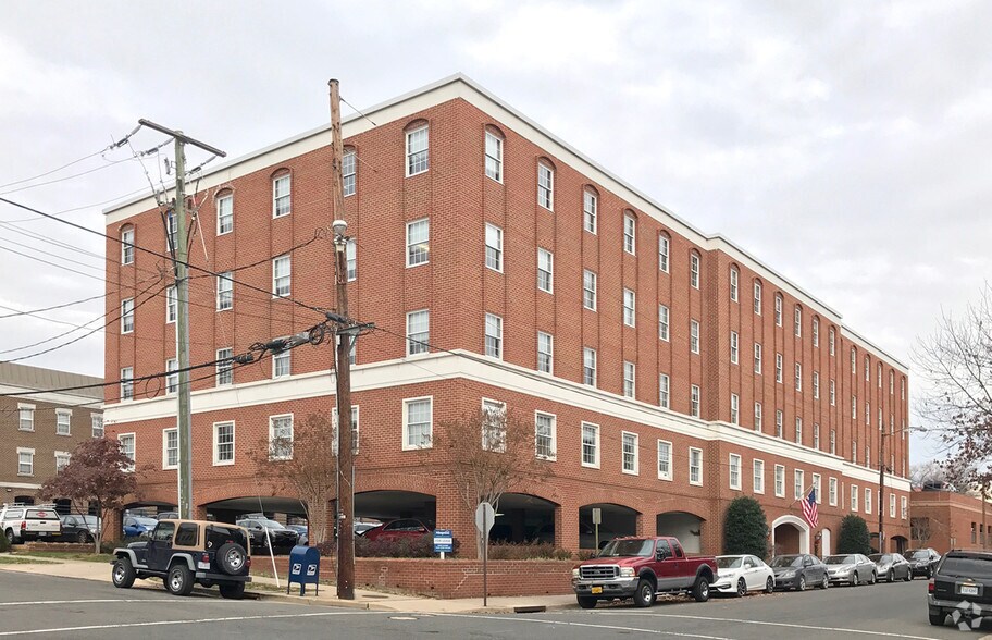 300 N Lee St, Alexandria, VA à louer - Photo du bâtiment - Image 2 de 4